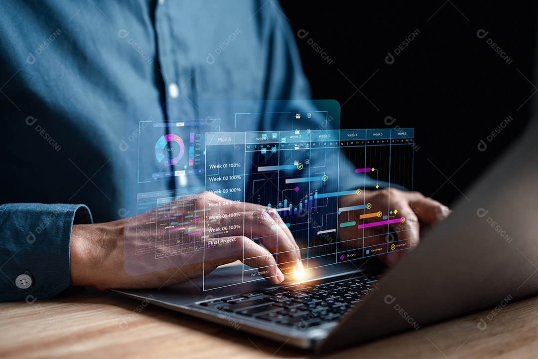 Analista trabalhando em Business Analytics e Sistema de Gerenciamento de Dados para fazer relatório com KPI e métricas conectadas ao banco de dados.