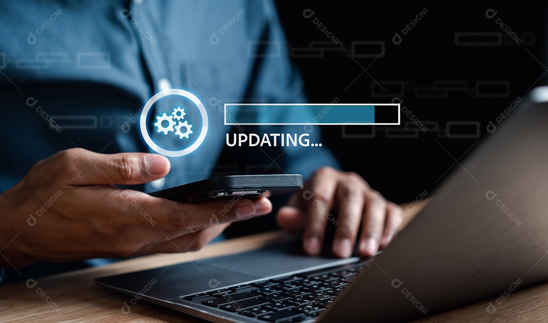 Atualize o sistema de software no computador. Homem usando o programa de atualização do smartphone