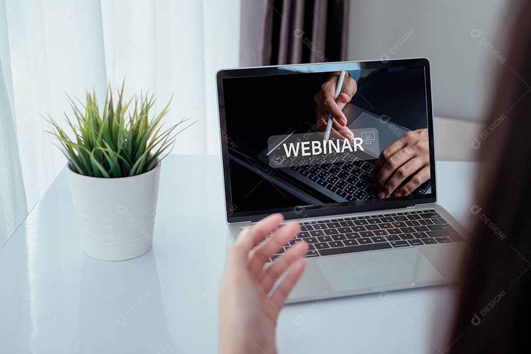 Empresária usando computador com conferência de reunião Webinar