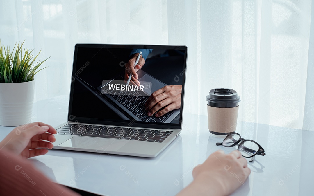 Empresária usando computador com conferência de reunião Webinar