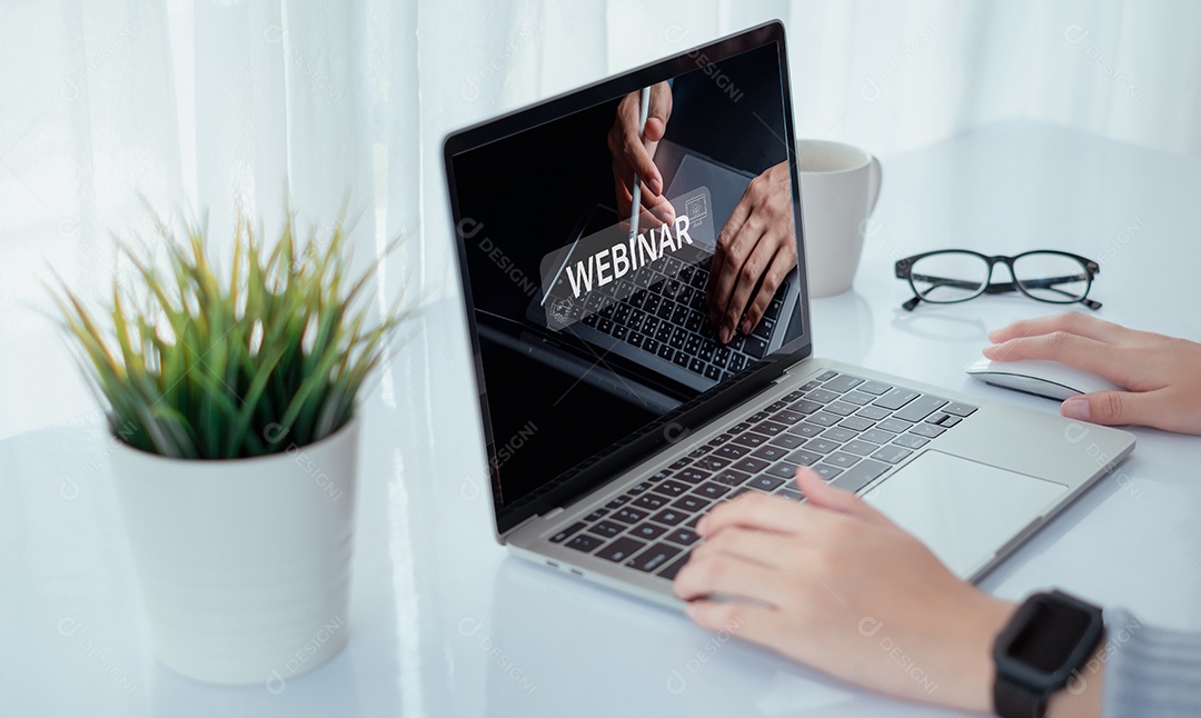 Empresária usando computador com conferência de reunião Webinar