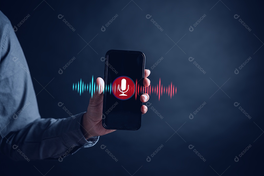 Empresário gravando a conversa via smartphone com clientes, telemarketing