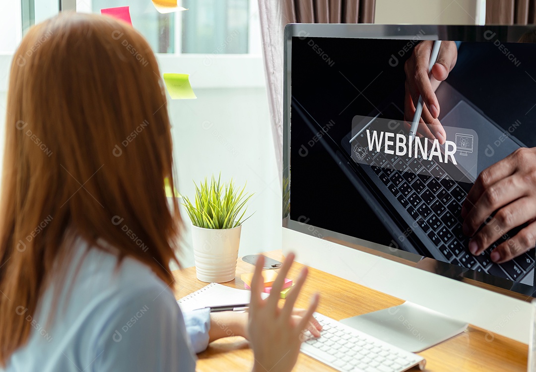 Empresária usando computador com conferência de reunião Webinar, conexão de e-business