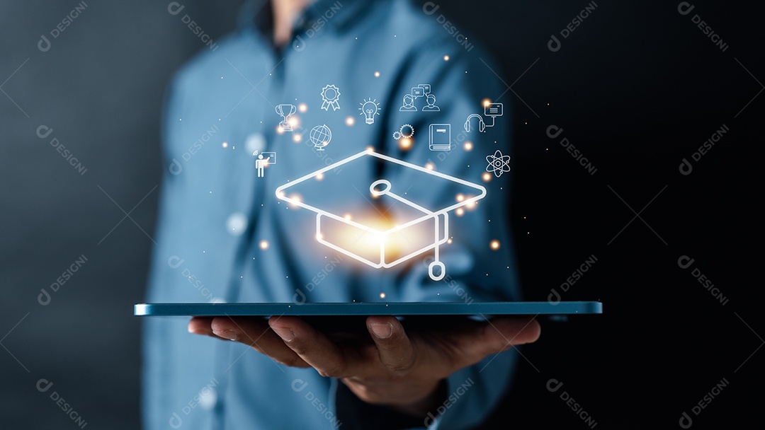 Certificado de curso de educação on-line de e-learning, homem usando computador