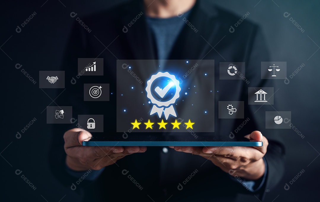 Empresário com sinal do serviço superior Garantia de qualidade, serviços líderes Certificação ISO