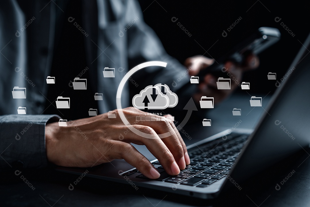 Empresário usando smartphone e laptop carregando para computação em nuvem para baixar e carregar informações