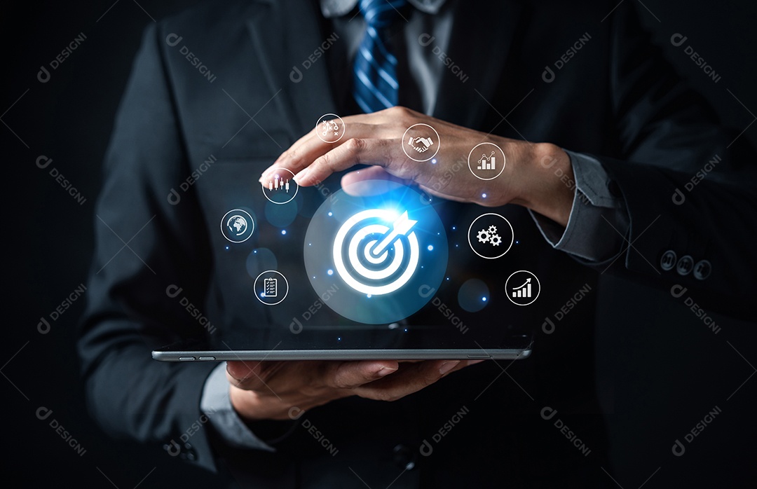 Empresário mostrando liderança de desenvolvimento de planejamento de alvo de negócios e grupo-alvo