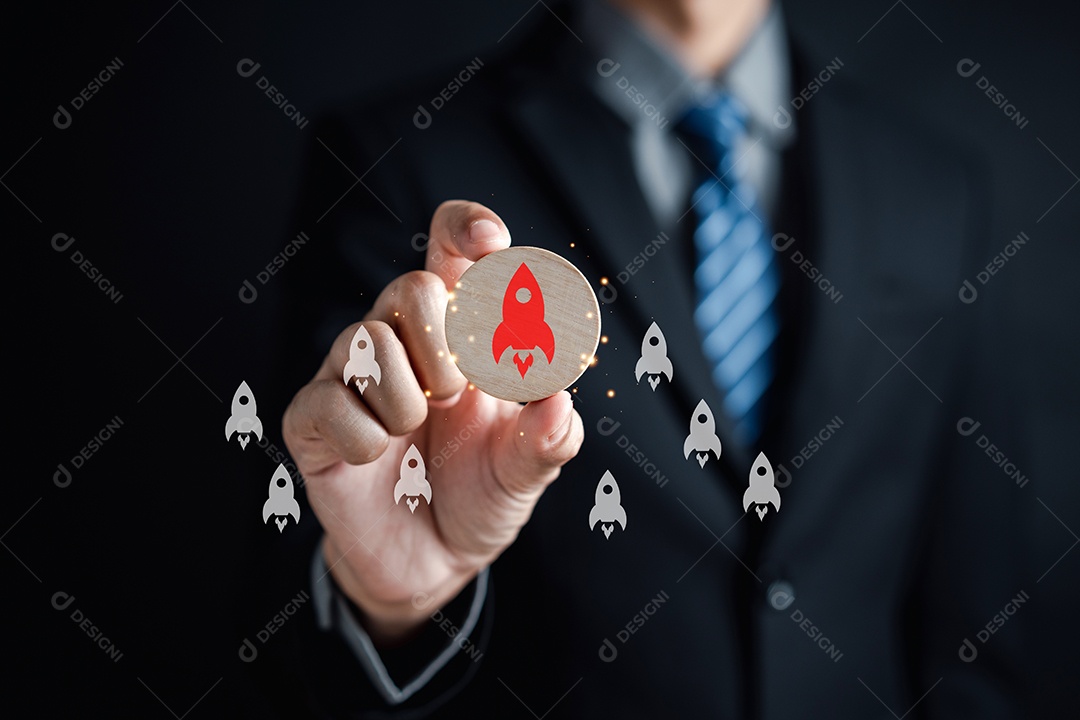 Empresário com conceito de liderança de ícone de foguete. Atalho Crescimento exponencial ou juros compostos