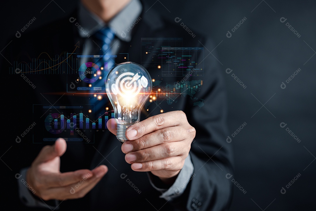 Empresário segurando lâmpada para gerenciamento de análise de negócios, ideia e imaginação