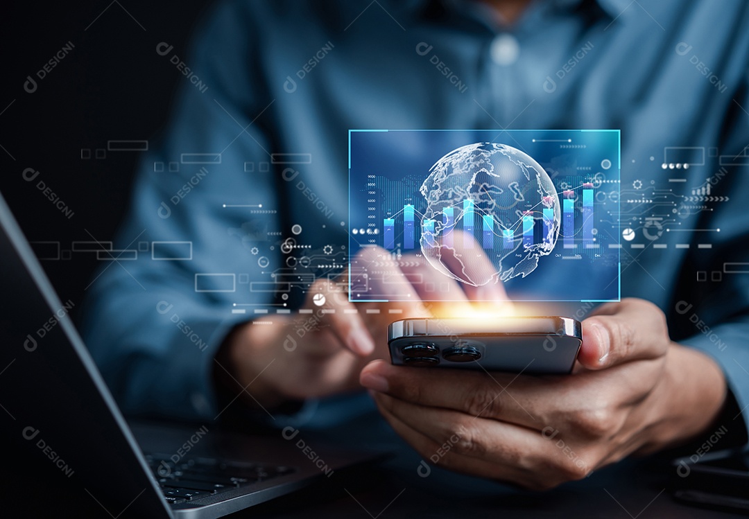 Analista trabalhando com computador em Business Analytics