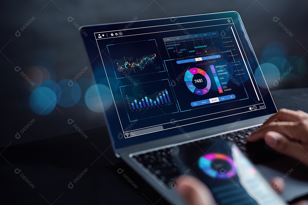 Analista trabalhando em Business Analytics e Sistema de Gerenciamento de Dados
