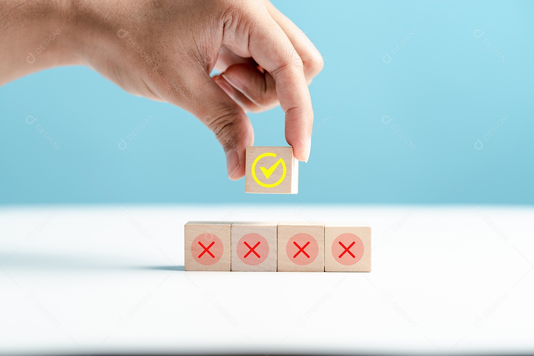 Colocando à mão o ícone correto verde que entre o ícone errado no bloco de madeira