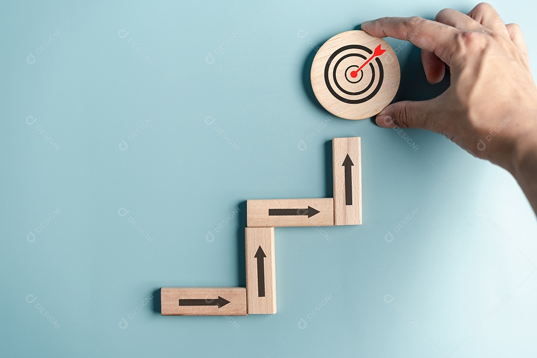 Conceito de realização de sucesso de crescimento de negócios