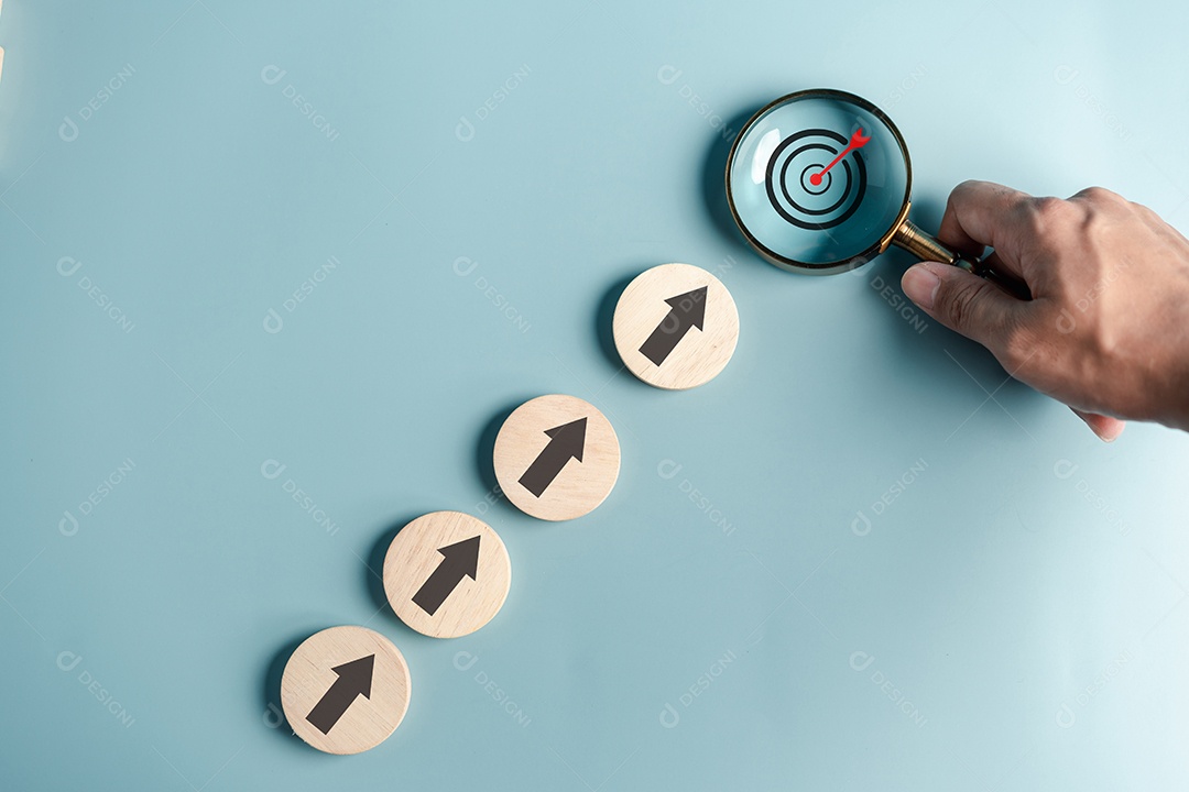 Conceito de realização de sucesso de crescimento de negócios