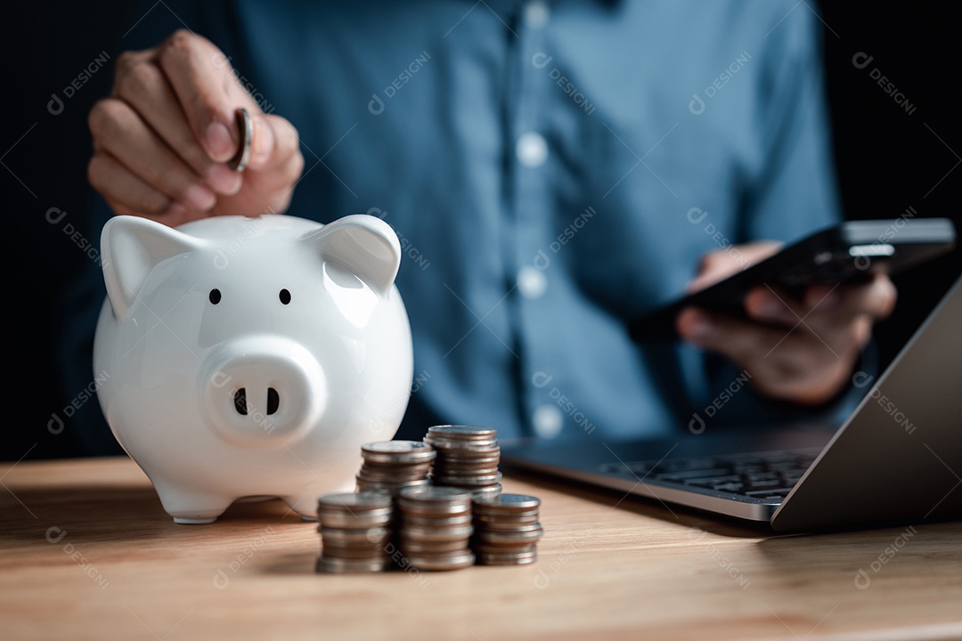 Empresário, economizando dinheiro