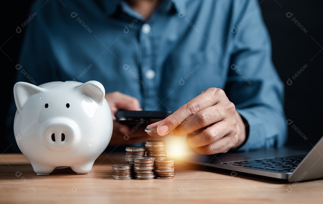 Empresário, economizando dinheiro