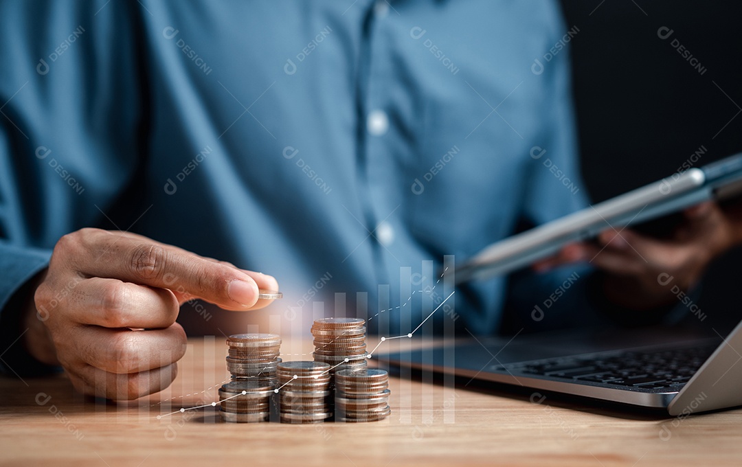 Empresário, economizando dinheiro