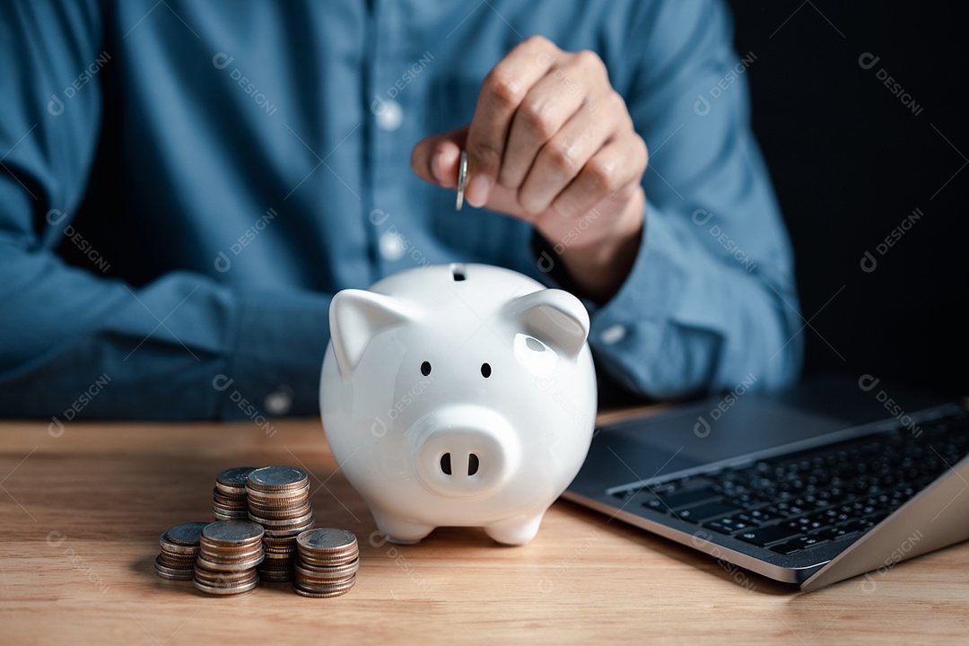 Empresário, economizando dinheiro colocando moedas no cofre