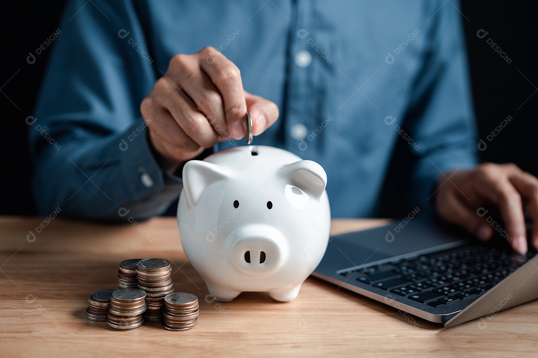 Empresário, economizando dinheiro colocando moedas no cofre