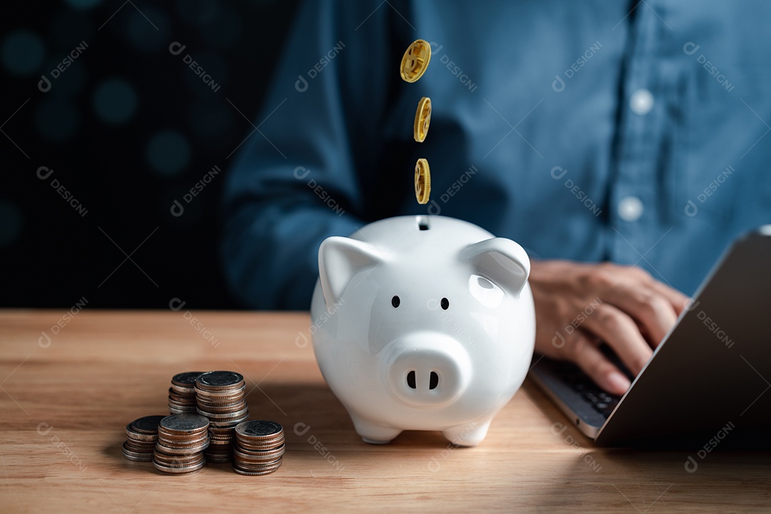 Empresário, economizando dinheiro colocando moedas no cofre