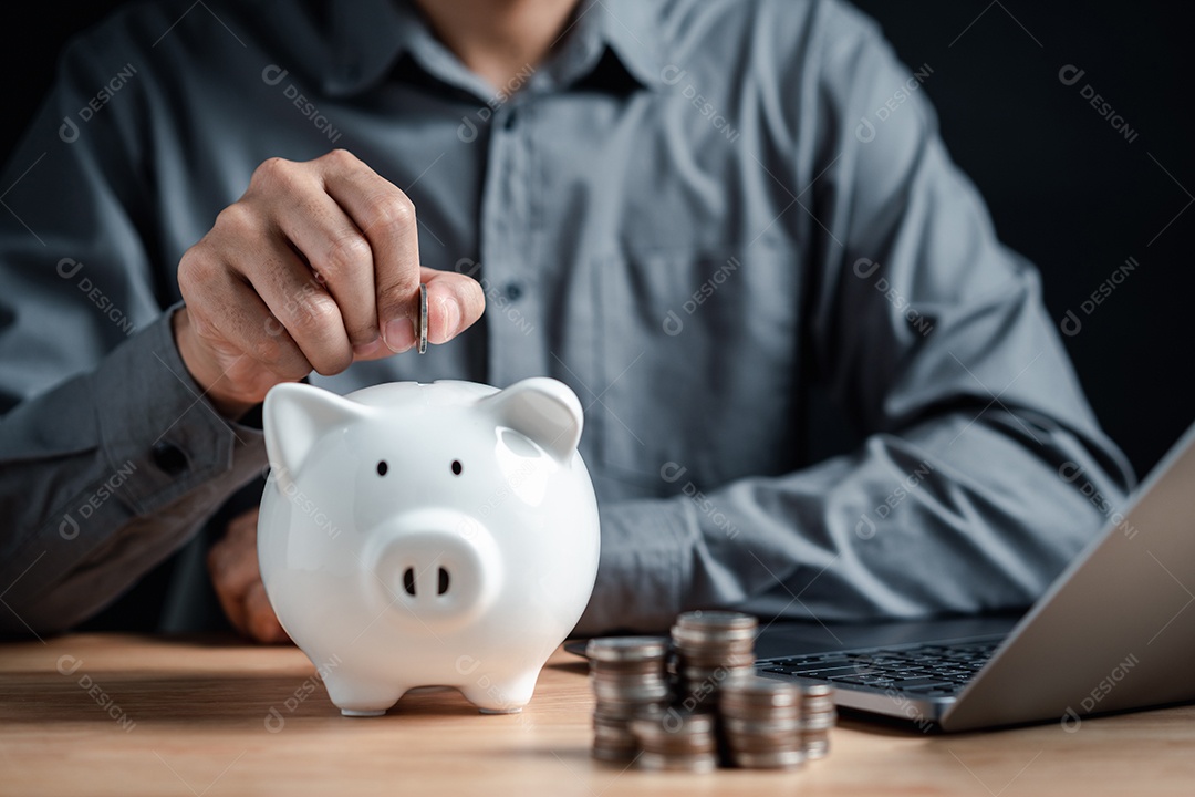 Empresário, economizando dinheiro em setas e gráfico de gráfico de realização de objetivo piggybank.