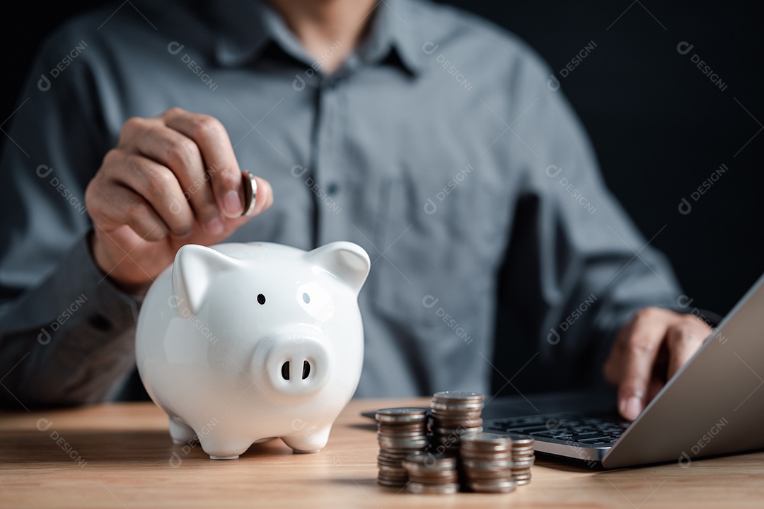 Empresário, economizando dinheiro em setas e gráfico de gráfico de realização de objetivo piggybank.