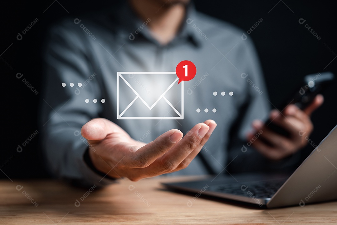 Empresário lendo novo e-mail pelo computador portátil para o cliente, contato comercial e comunicação, ícone de e-mail