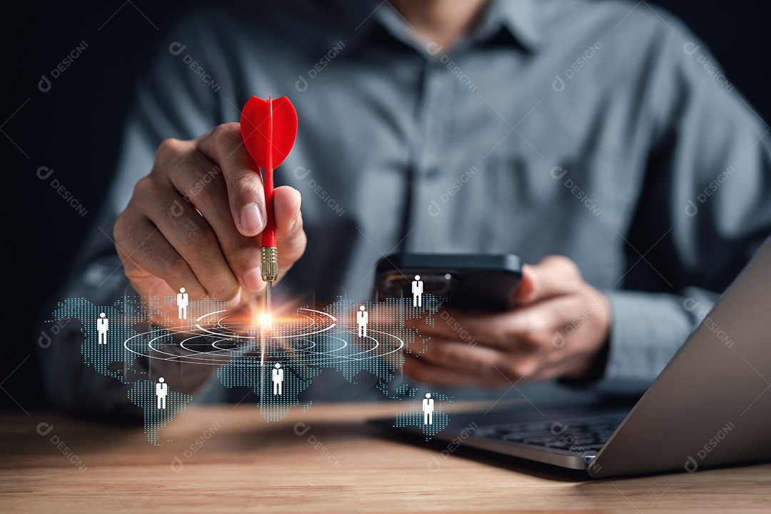 Empresário apontando dardo de seta vermelha para estratégia de alvo de negócios