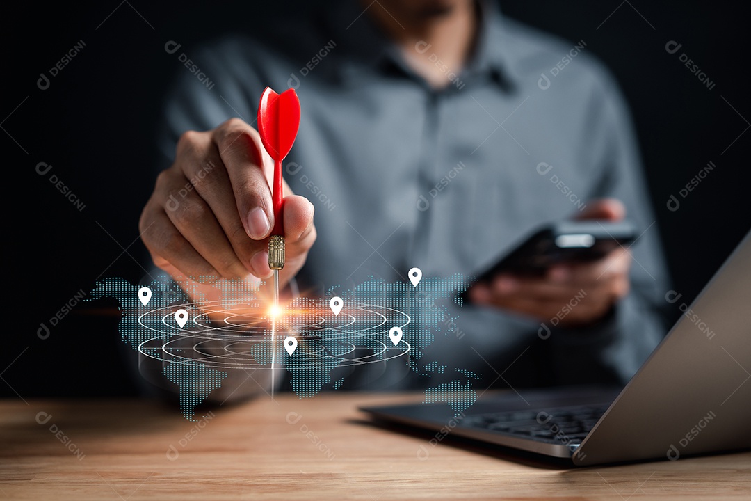 Empresário apontando dardo de seta vermelha para estratégia de alvo de negócios