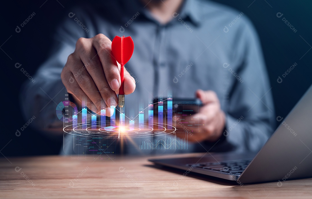 Empresário apontando dardo de seta vermelha para estratégia de alvo de negócios