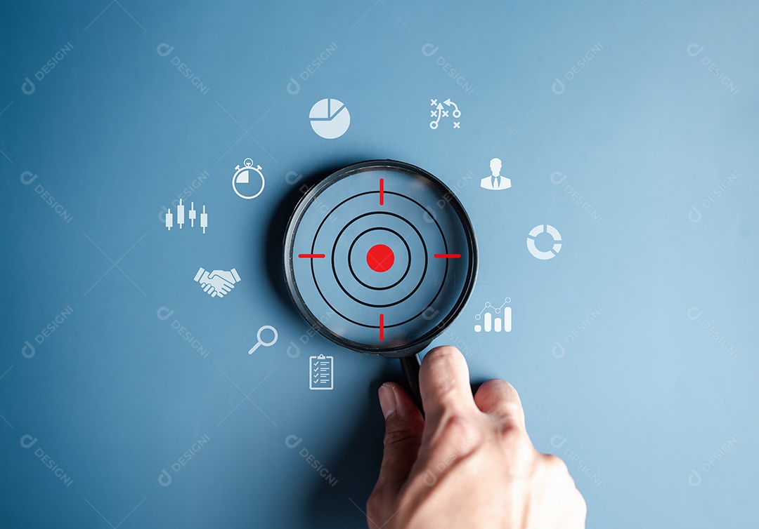 Foco do vidro da lupa para direcionar o ícone que para planejar a liderança de desenvolvimento