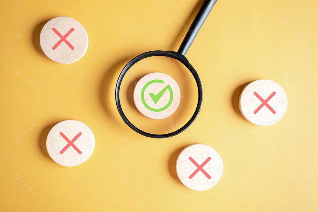 Empresário segurando o foco da lupa para corrigir o ícone que entre o ícone errado no bloco de madeira