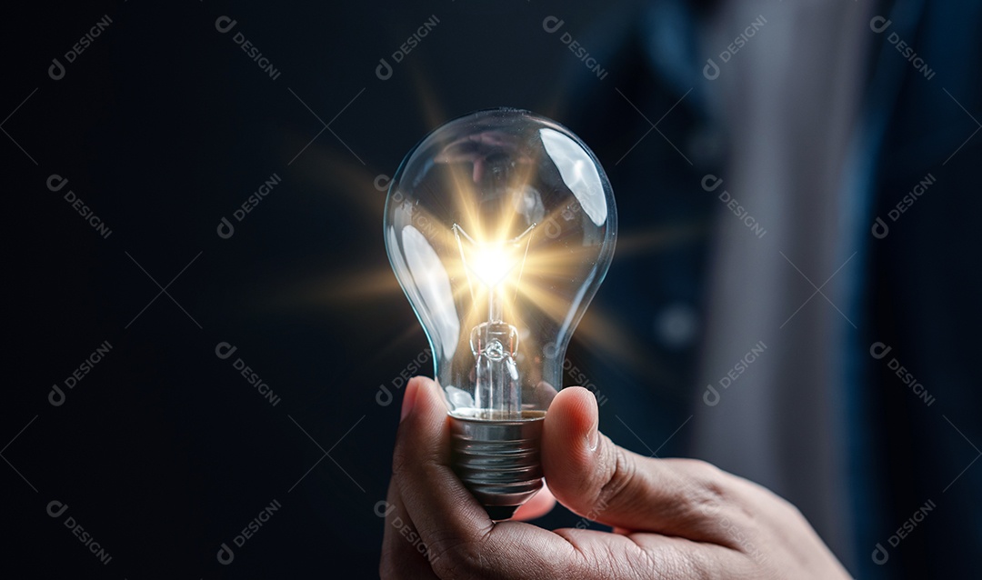 Homem de mão segurando lâmpada iluminada, ideia, inovação e inspiração com cérebro virtual brilhante
