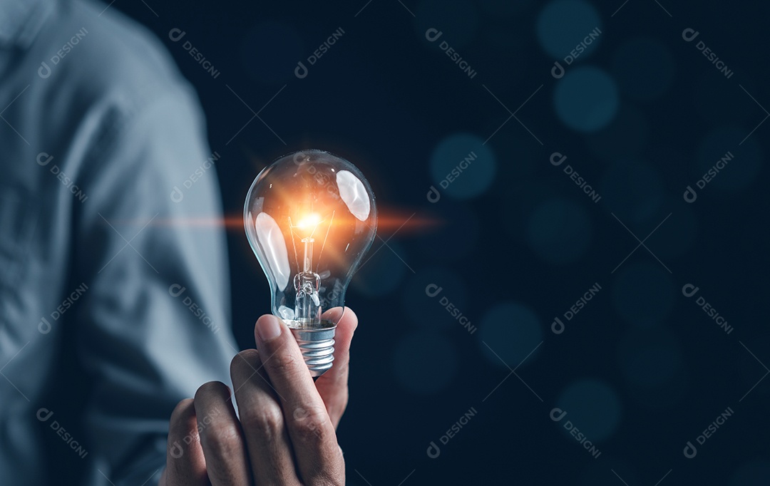 Homem de mão segurando lâmpada iluminada, ideia, inovação e inspiração com cérebro virtual brilhante