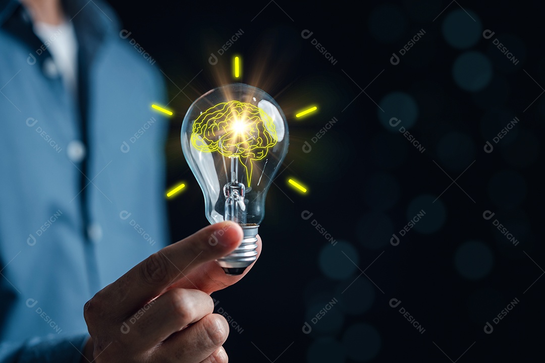 Homem de mão segurando lâmpada iluminada, ideia, inovação e inspiração com cérebro virtual brilhante