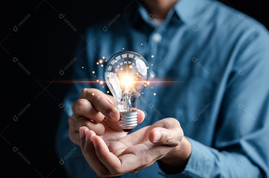 Homem de mão segurando lâmpada iluminada, ideia, inovação e inspiração com cérebro virtual brilhante
