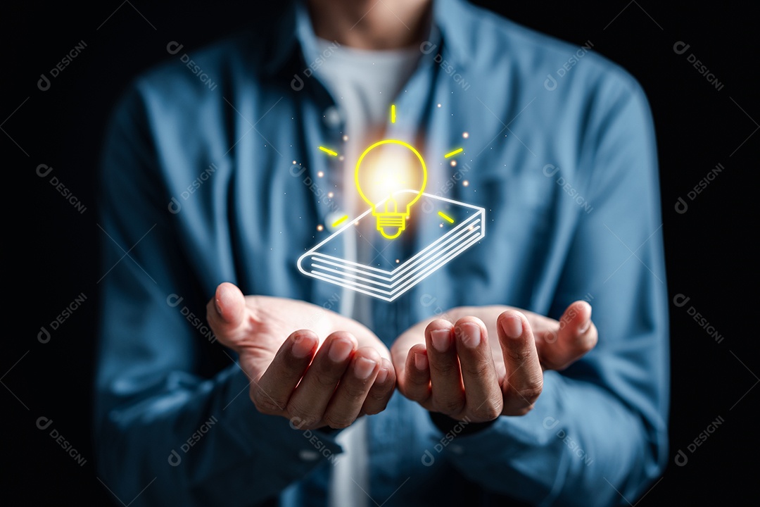 Mão de homem segurando lâmpada virtual e livro com aprendizagem educar.