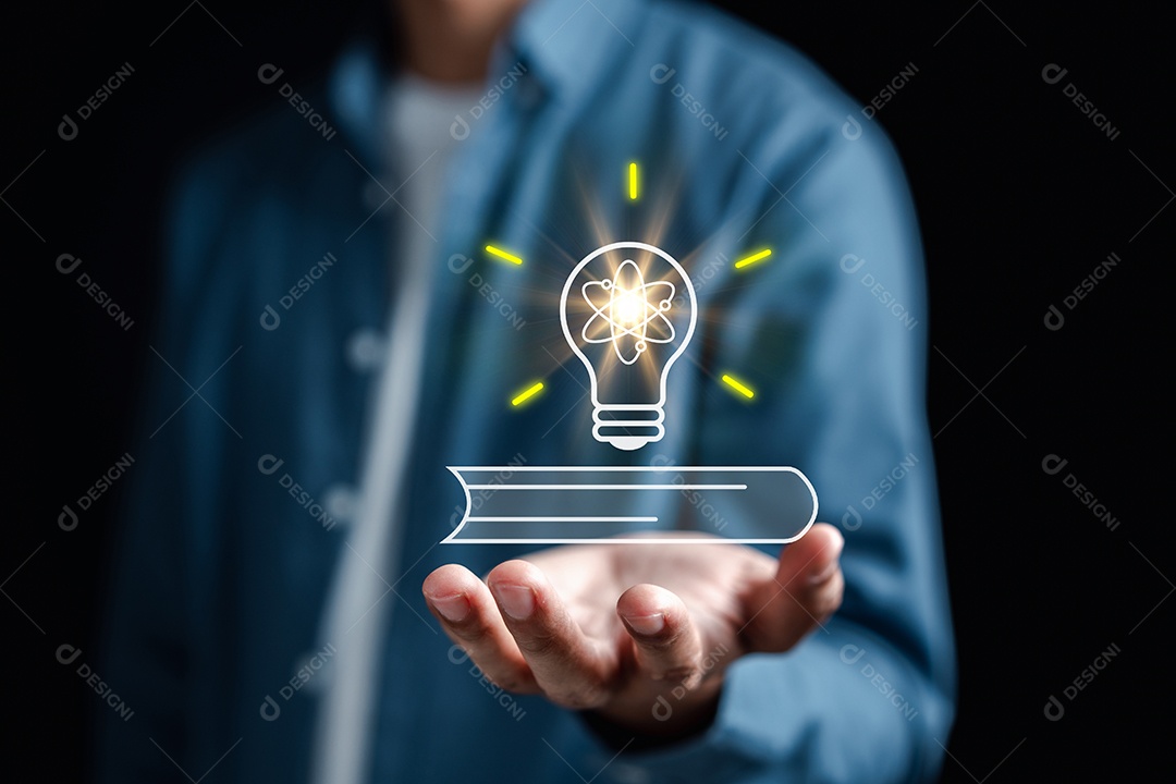 Mão de homem segurando lâmpada virtual e livro com aprendizagem educar.