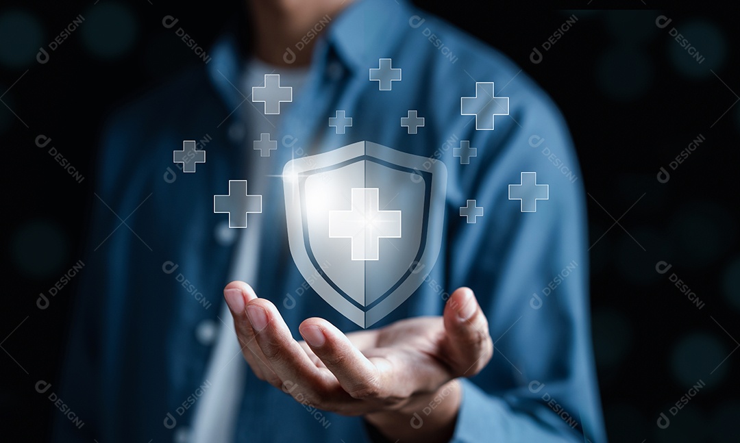 Mão segurando o sinal de mais para oferecer algo positivo do conceito de seguro e garantia.