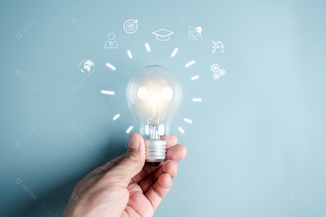 Homem de mão segurando lâmpada iluminada, ideia, inovação e inspiração com cérebro virtual brilhante