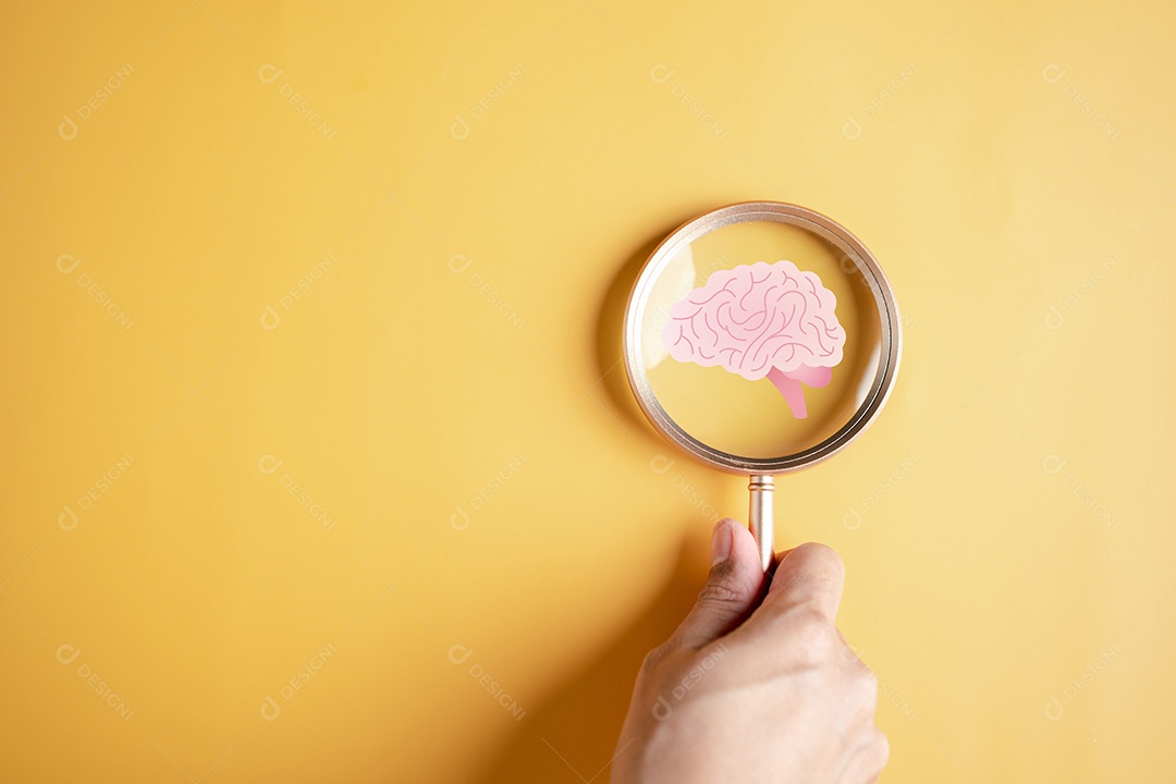 Foco da lupa no ícone do cérebro humano