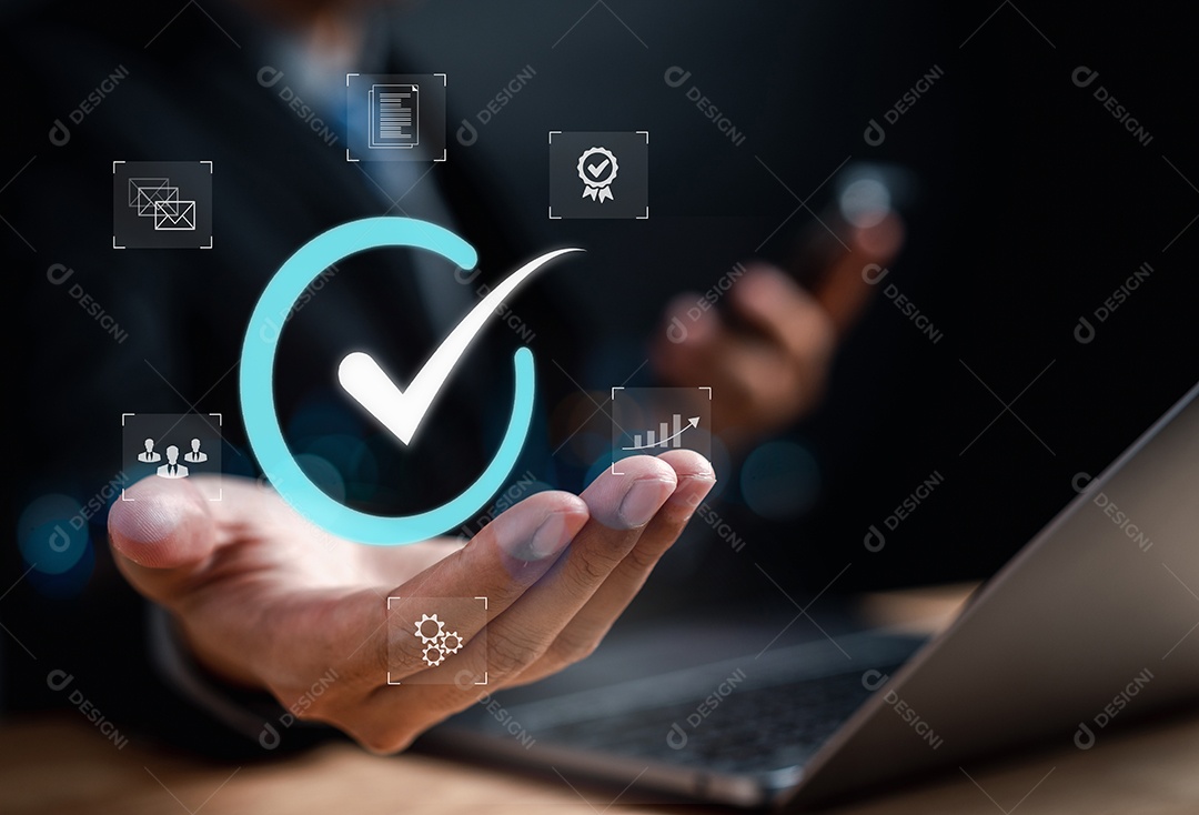 Gestão da qualidade com garantia de qualidade ou QA e controle de qualidade ou QC e melhoria.