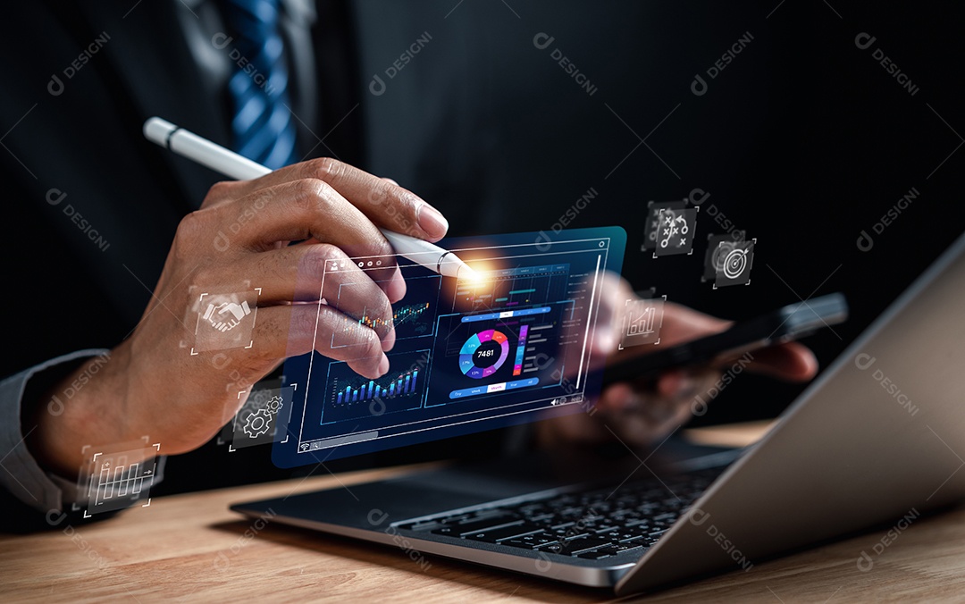 Analista trabalhando com computador em Business Analytics