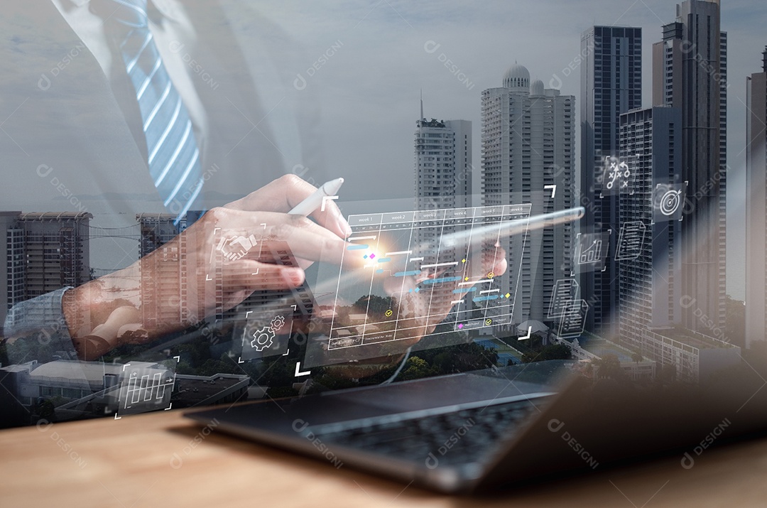 Analista trabalhando com computador em Business Analytics