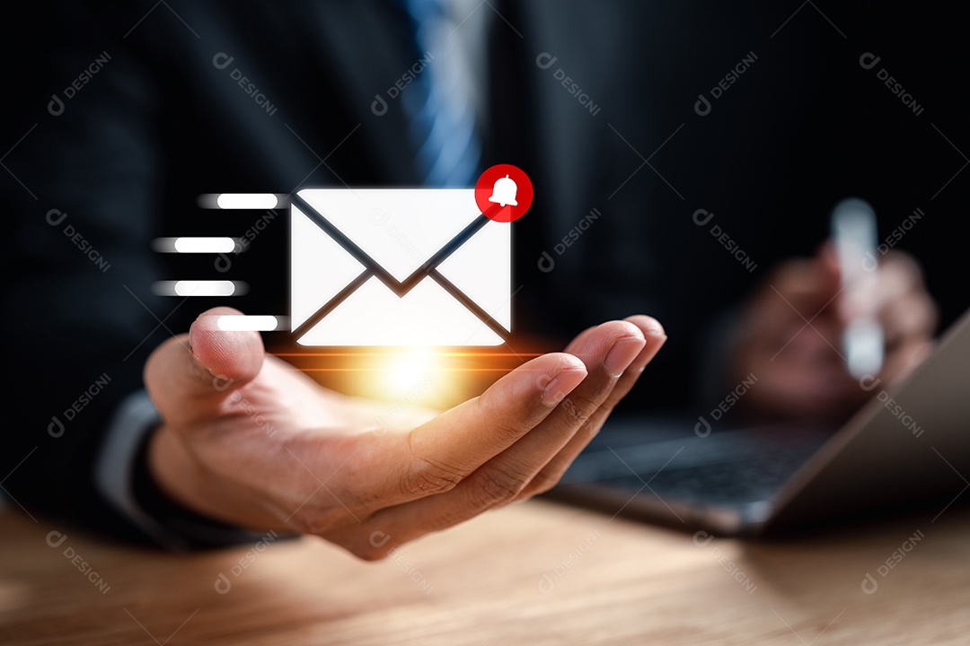 Empresário lendo novo e-mail pelo computador portátil para o cliente