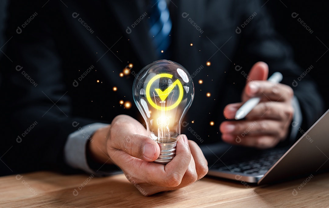 Gestão da qualidade com garantia de qualidade ou QA e controle de qualidade ou QC e melhoria.