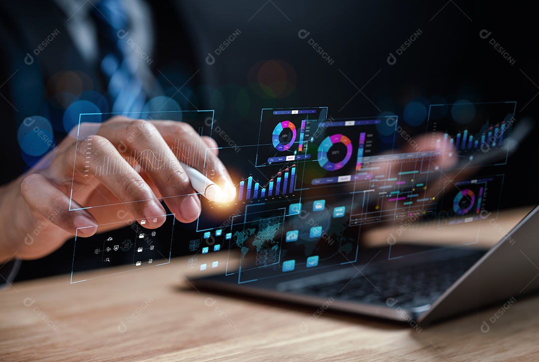 Analista trabalhando com computador em Business Analytics