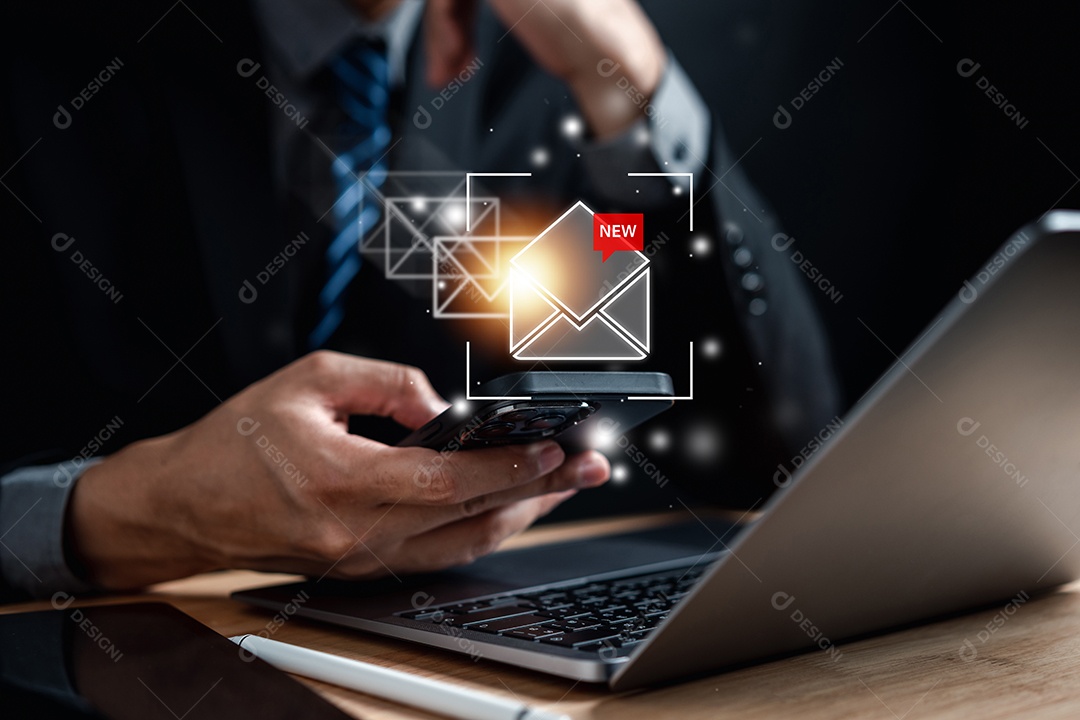 Empresário lendo novo e-mail pelo computador portátil para o cliente, contato comercial e comunicação