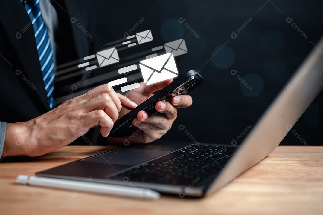 Empresário enviando e-mail por computador portátil para o cliente, contato comercial e comunicação