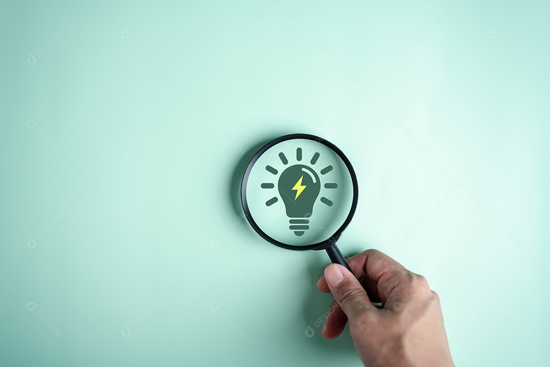 O foco da lupa no ícone da eletricidade verde diminui a emissão de CO2 ou dióxido de carbono